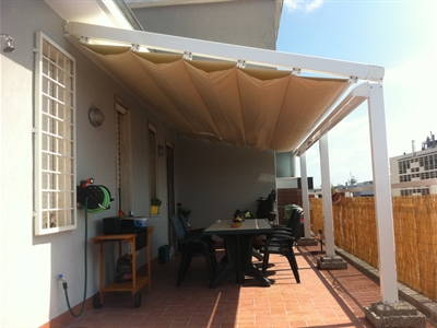tenda a pergola su misura installata su un balcone milanese